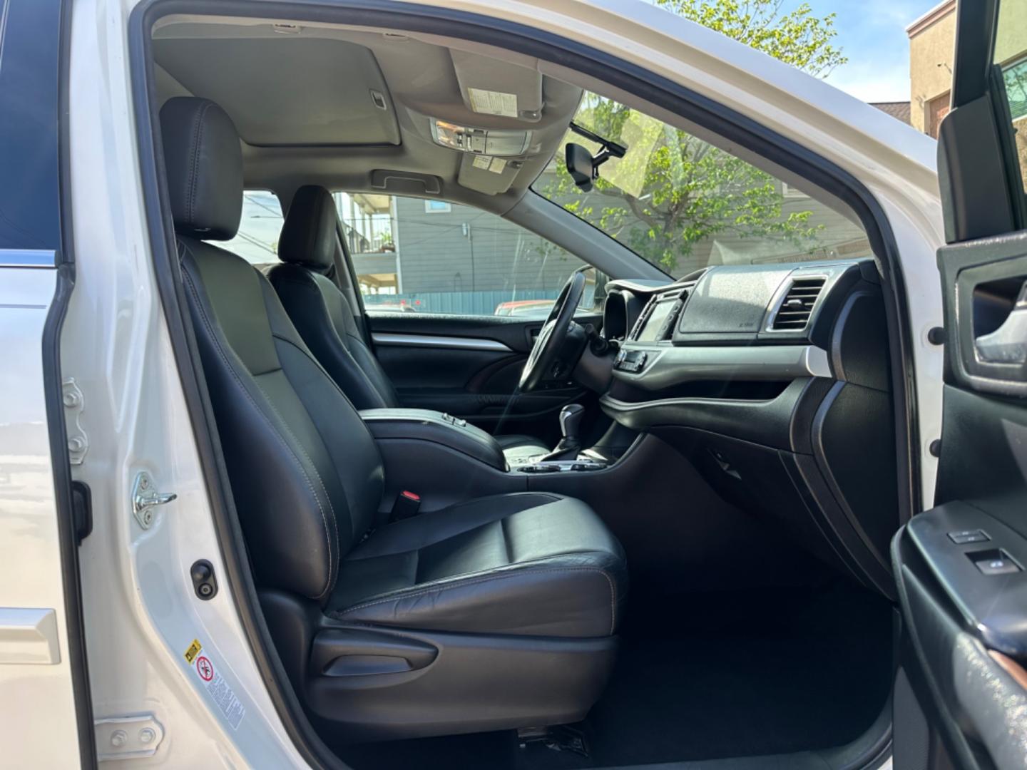 2014 White /Black Toyota Highlander XLE (5TDKKRFH3ES) with an 3.5L engine, Automatic transmission, located at 1501 West 15th St., Houston, 77008, (713) 869-2925, 29.797941, -95.411789 - Photo#4